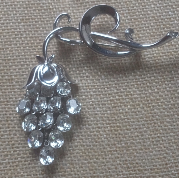 Trifari Alfred Phillipe Pat. 160,967   Dangle Grape Cluster Brooch 1950 - Picture 1 of 12